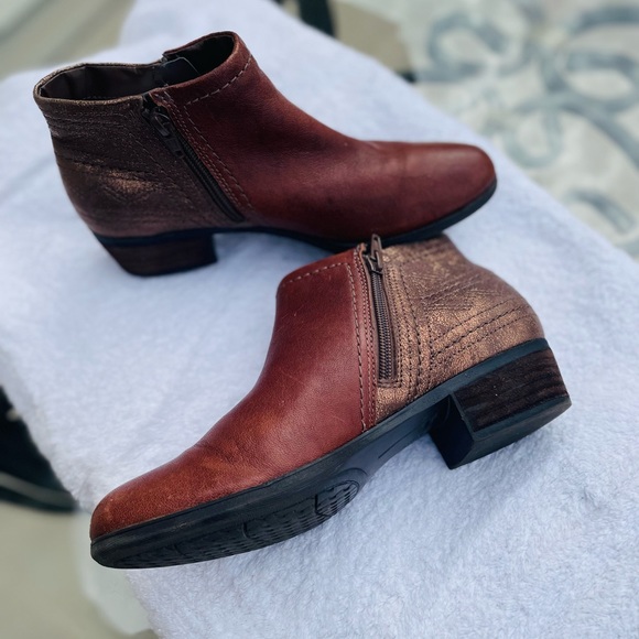 Rockport Shoes - Brown rockport brand size 7 booties
